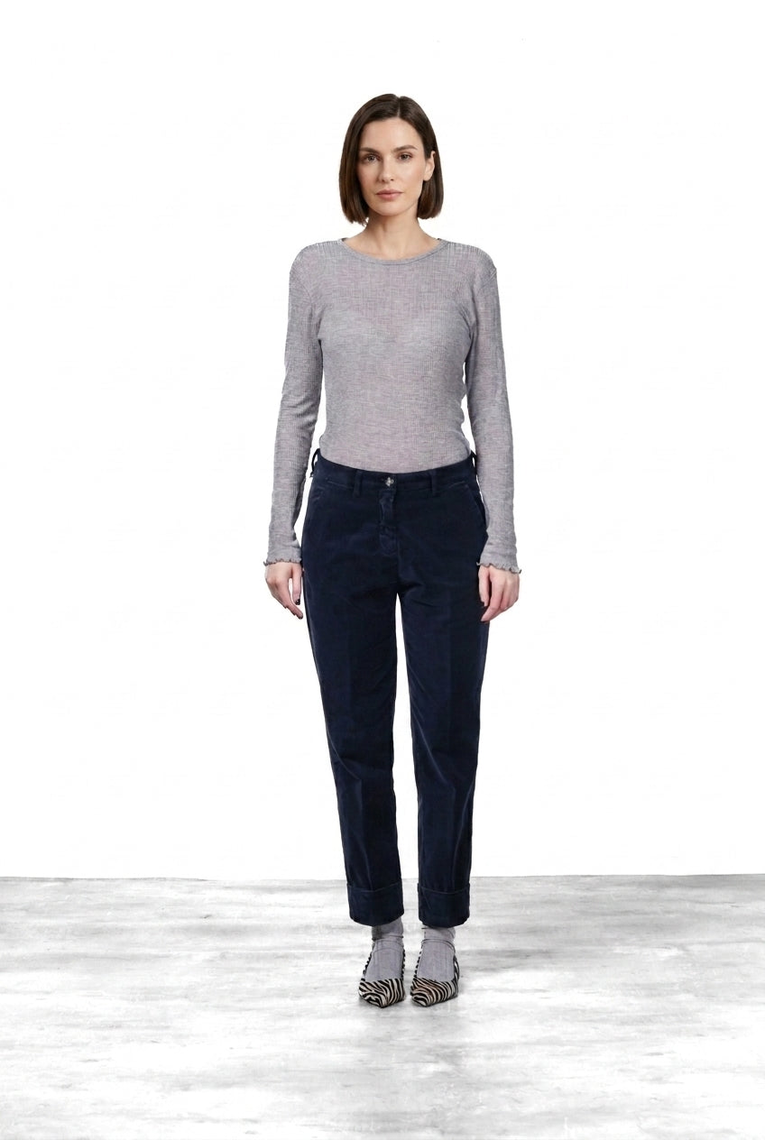 New York Carrot women’s chino pants in smooth velvet with carrot fit ①
