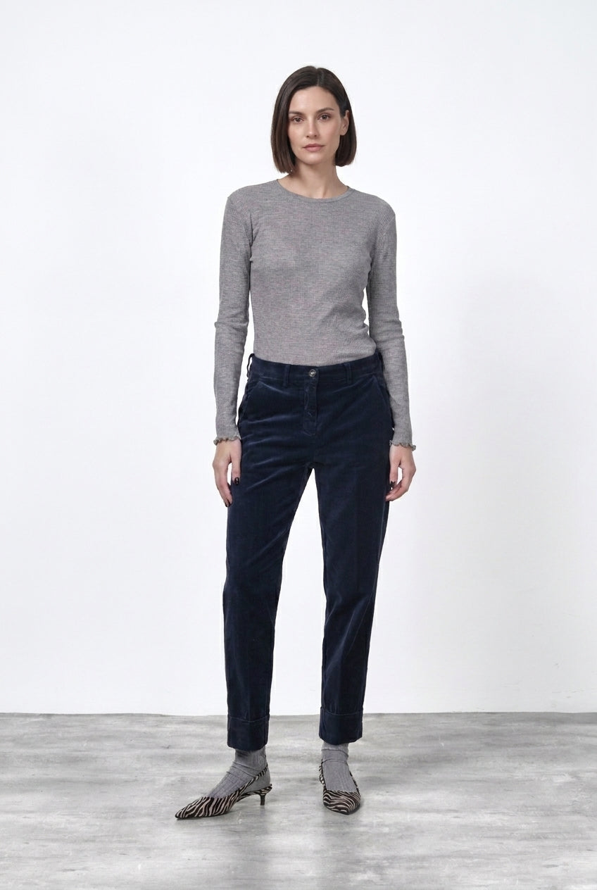 New York Carrot women’s chino pants in smooth velvet with carrot fit ①
