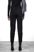 New York Carrot women’s chino pants in technical jersey with carrot fit ①