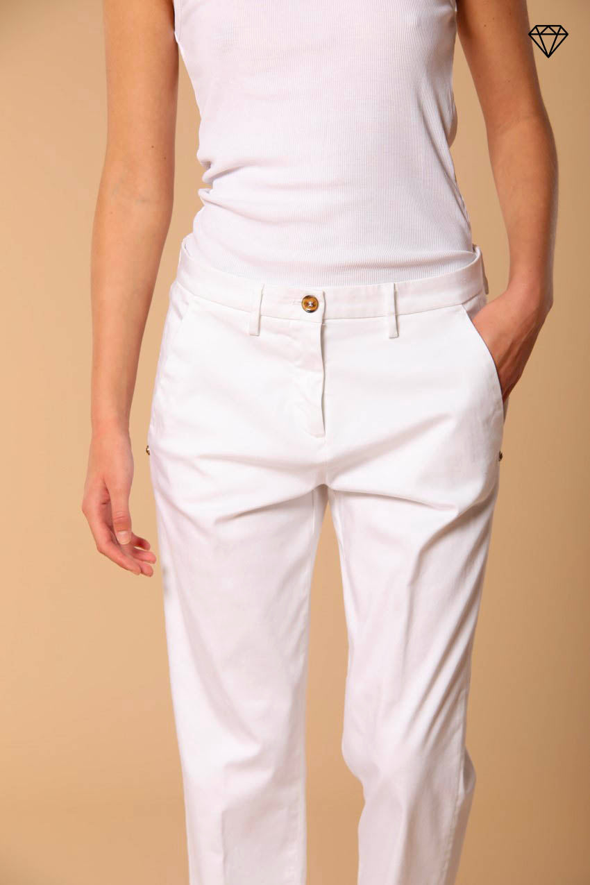 Immagine 2 di pantalone chino donna in raso stretch modello New York Carrot carrot fit