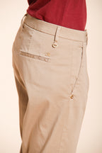 New York Carrot pantalon chino femme en satin stretch carrot fit ①