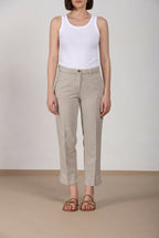 Pantalone chino donna New York Carrot Mason's beige scuro in twill carrot fit, vista laterale su modella SS26