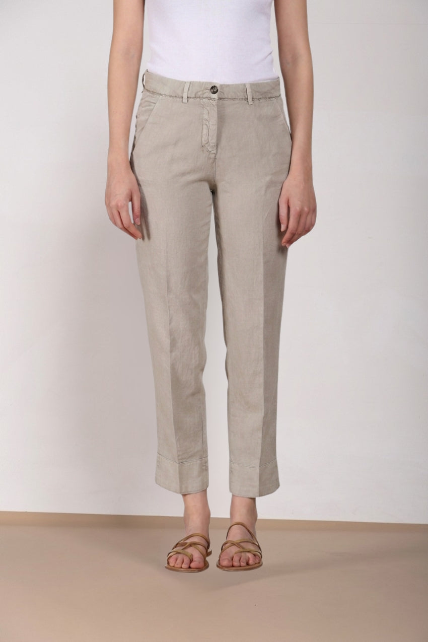 Pantalone chino donna New York Carrot Mason's beige scuro in twill carrot fit, vista frontale su modella SS26