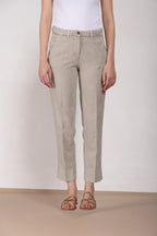 Pantalone chino donna New York Carrot Mason's beige scuro in twill carrot fit, vista frontale su modella SS26