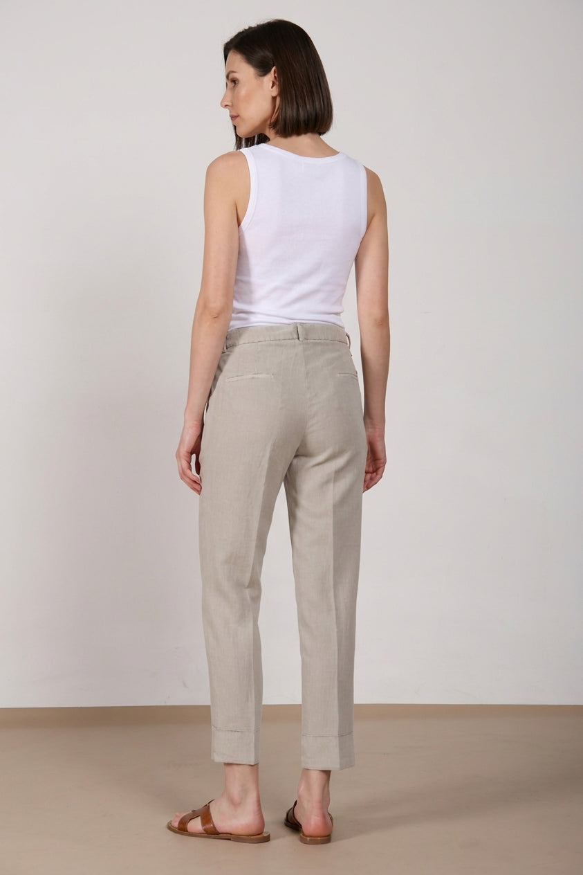 Pantalone chino donna New York Carrot Mason's beige scuro in twill carrot fit, vista posteriore su modella SS26