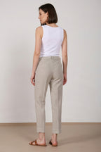 Pantalone chino donna New York Carrot Mason's beige scuro in twill carrot fit, vista posteriore su modella SS26