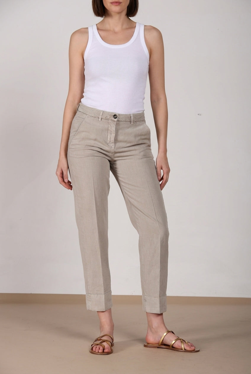 Dettaglio pantalone chino donna New York Carrot Mason's beige scuro in twill SS26