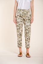Marlene pantalon chino femme en gabardine imprimé feuilles carrot fit