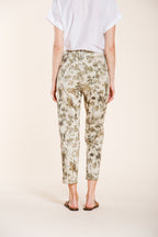 Marlene pantalon chino femme en gabardine imprimé feuilles carrot fit