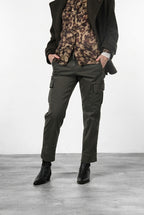 Marlene Cargo pantalone cargo donna in gabardina carrot fit