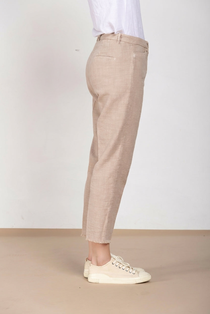 Pantalone chino donna New York Carrot Mason's beige medio in stuoia carrot fit, vista laterale su modella SS26