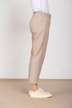 Pantalone chino donna New York Carrot Mason's beige medio in stuoia carrot fit, vista laterale su modella SS26