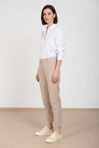 Dettaglio gamba pantalone chino donna New York Carrot Mason's beige medio in stuoia SS26