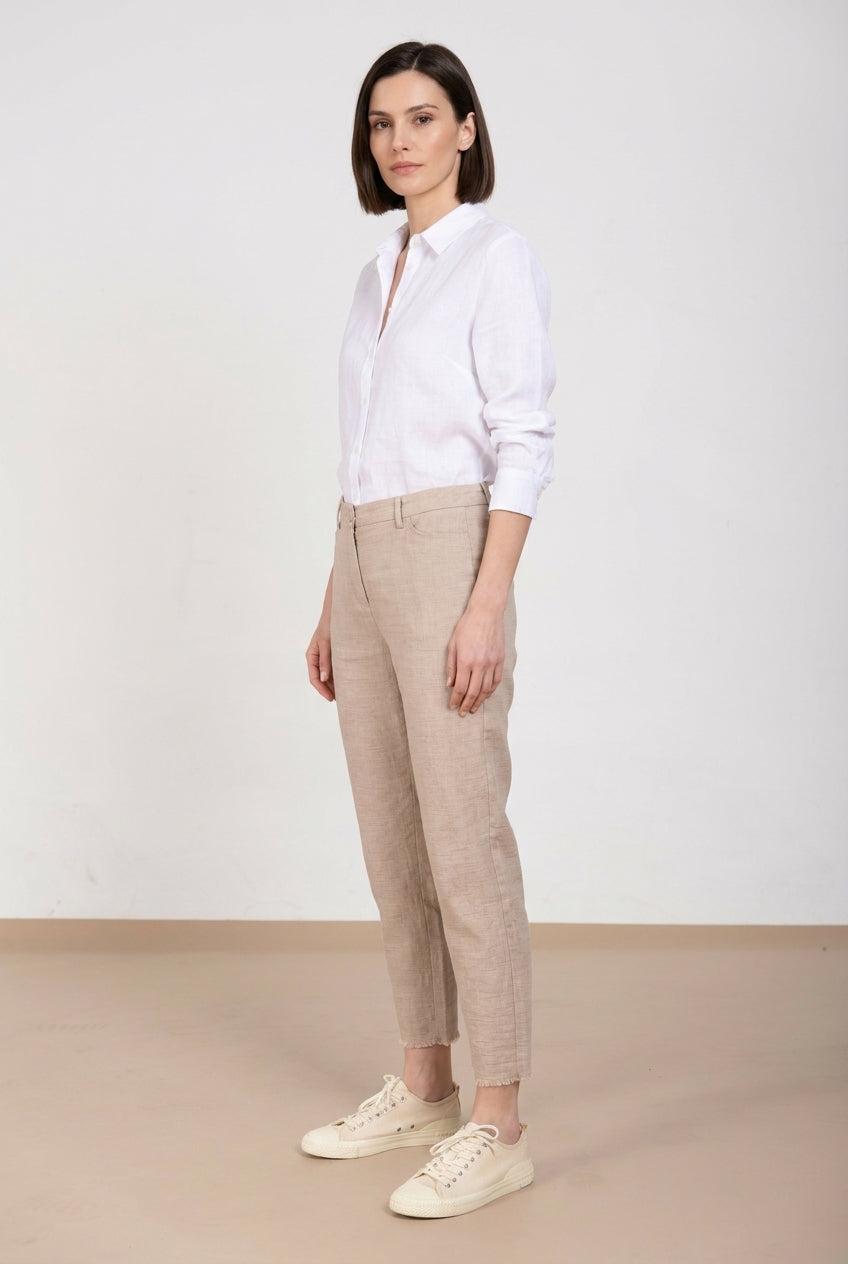 Dettaglio gamba pantalone chino donna New York Carrot Mason's beige medio in stuoia SS26