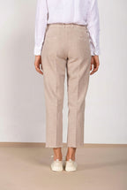 Pantalone chino donna New York Carrot Mason's beige medio in stuoia carrot fit, vista posteriore su modella SS26