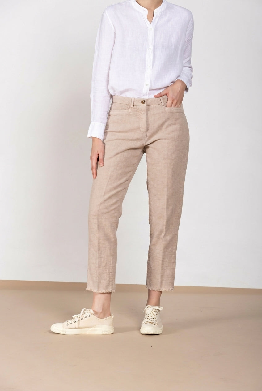 Pantalone chino donna New York Carrot Mason's beige medio in stuoia carrot fit, vista frontale su modella SS26
