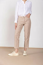 Pantalone chino donna New York Carrot Mason's beige medio in stuoia carrot fit, vista frontale su modella SS26