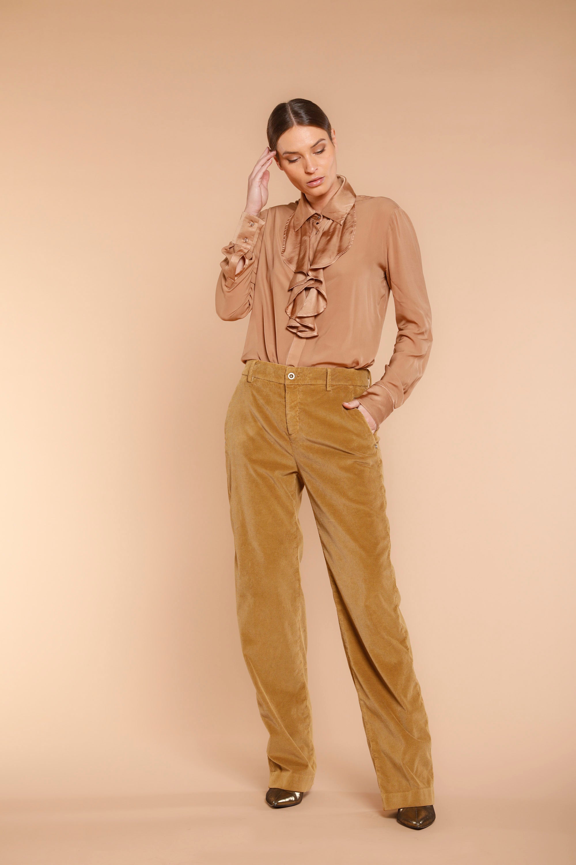 Immagine 2 di pantalone chino donna in velluto a coste color falegname modello New York Straight di mason's