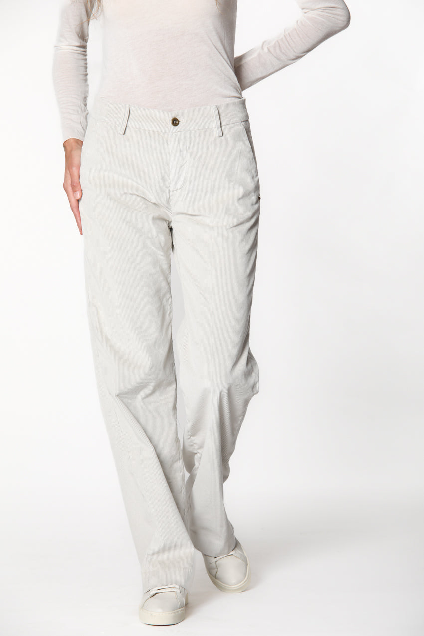 Image 1 du pantalon chino femme en velours côtelé couleur stuc modèle New York Straight par Mason's