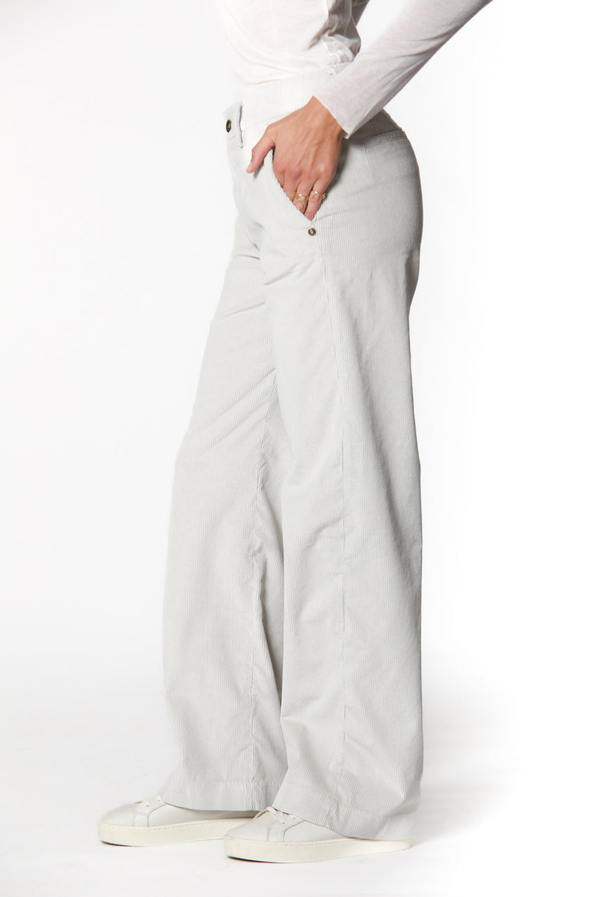 Image 2 du pantalon chino femme en velours côtelé couleur stuc modèle New York Straight par Mason's