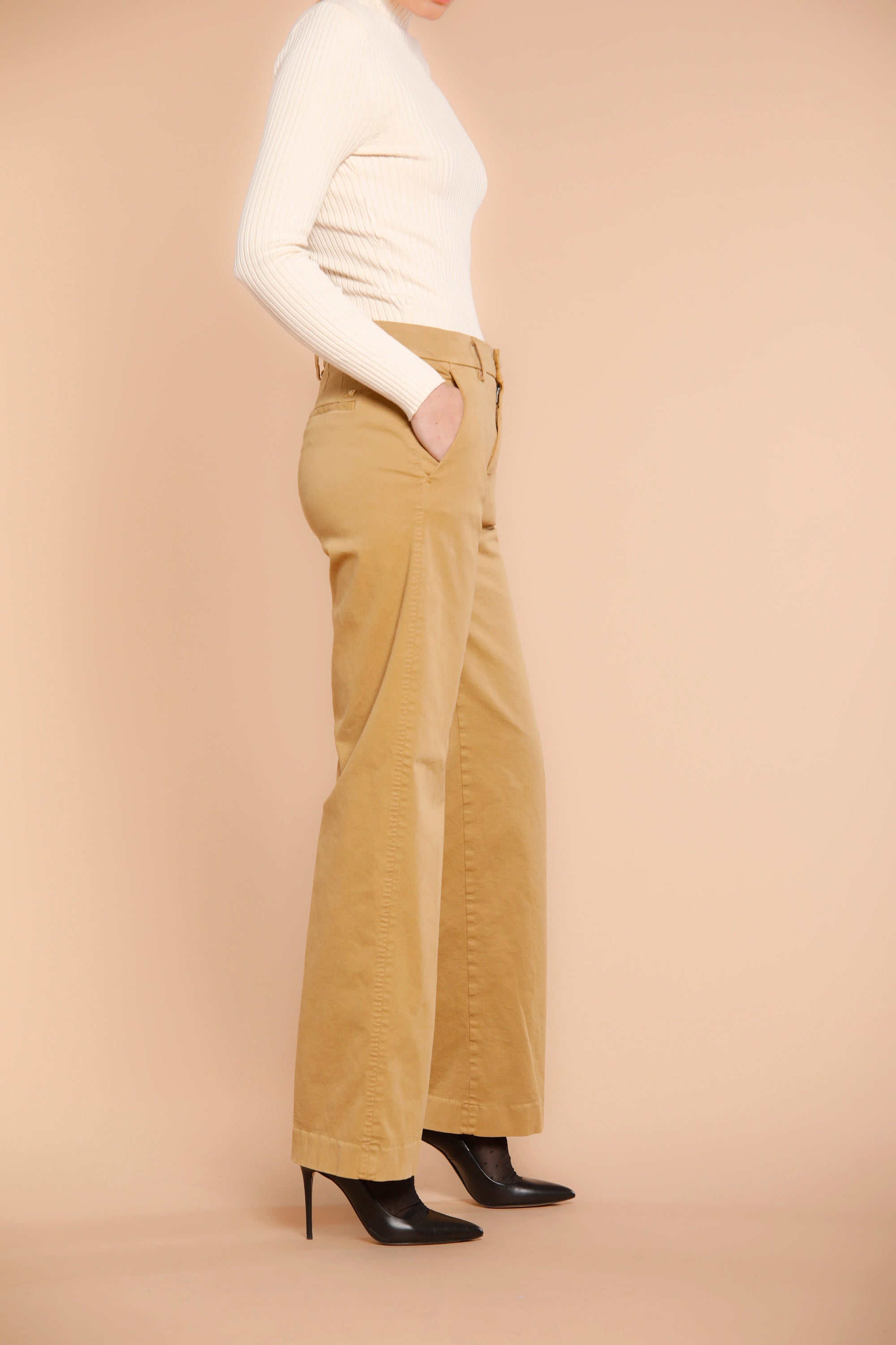 Image 2 du pantalon chino femme en satin couleur charpentier modèle New York Straight par Maosn's