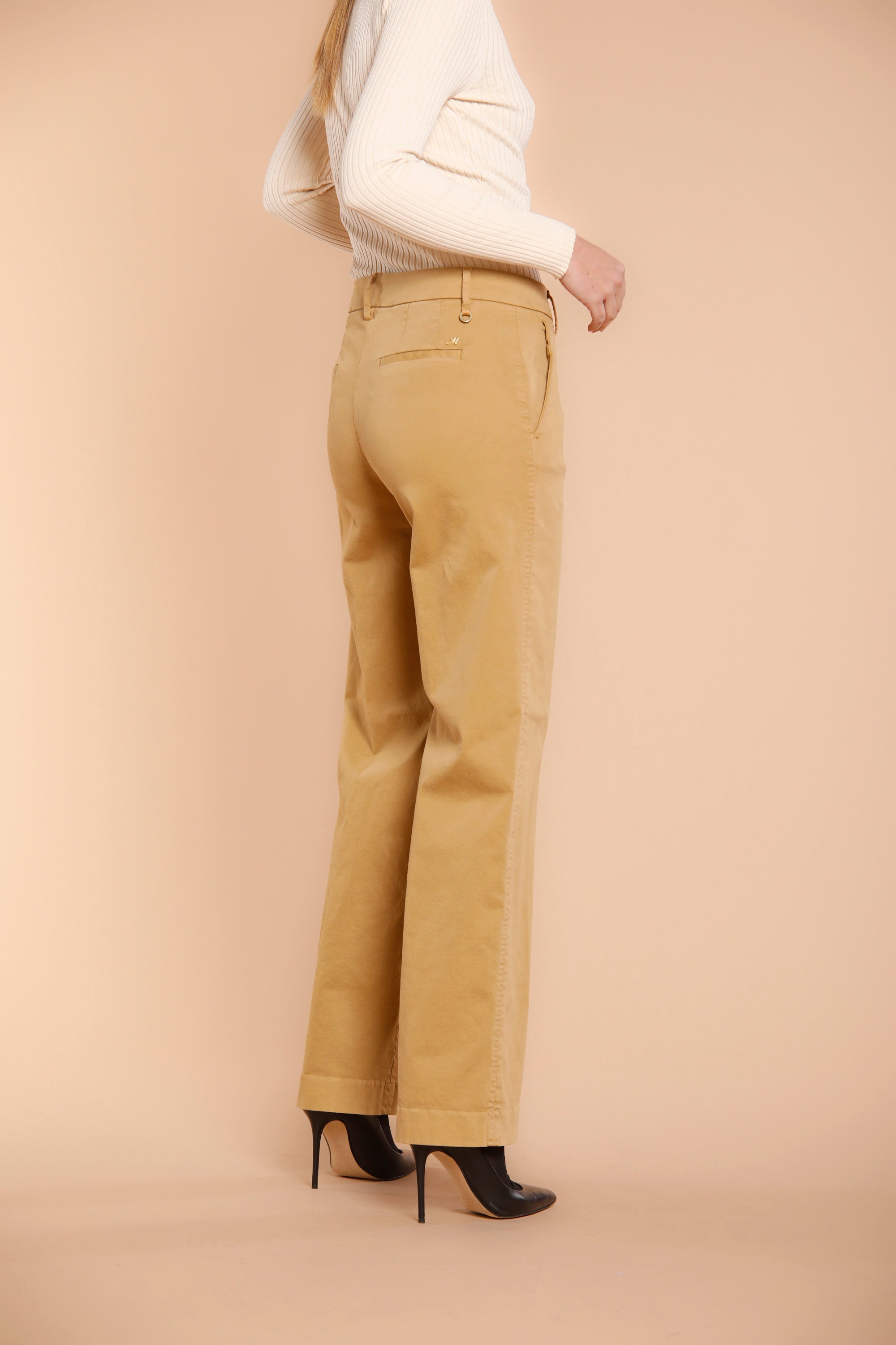Image 4 du pantalon chino femme en satin couleur charpentier modèle New York Straight par Maosn's