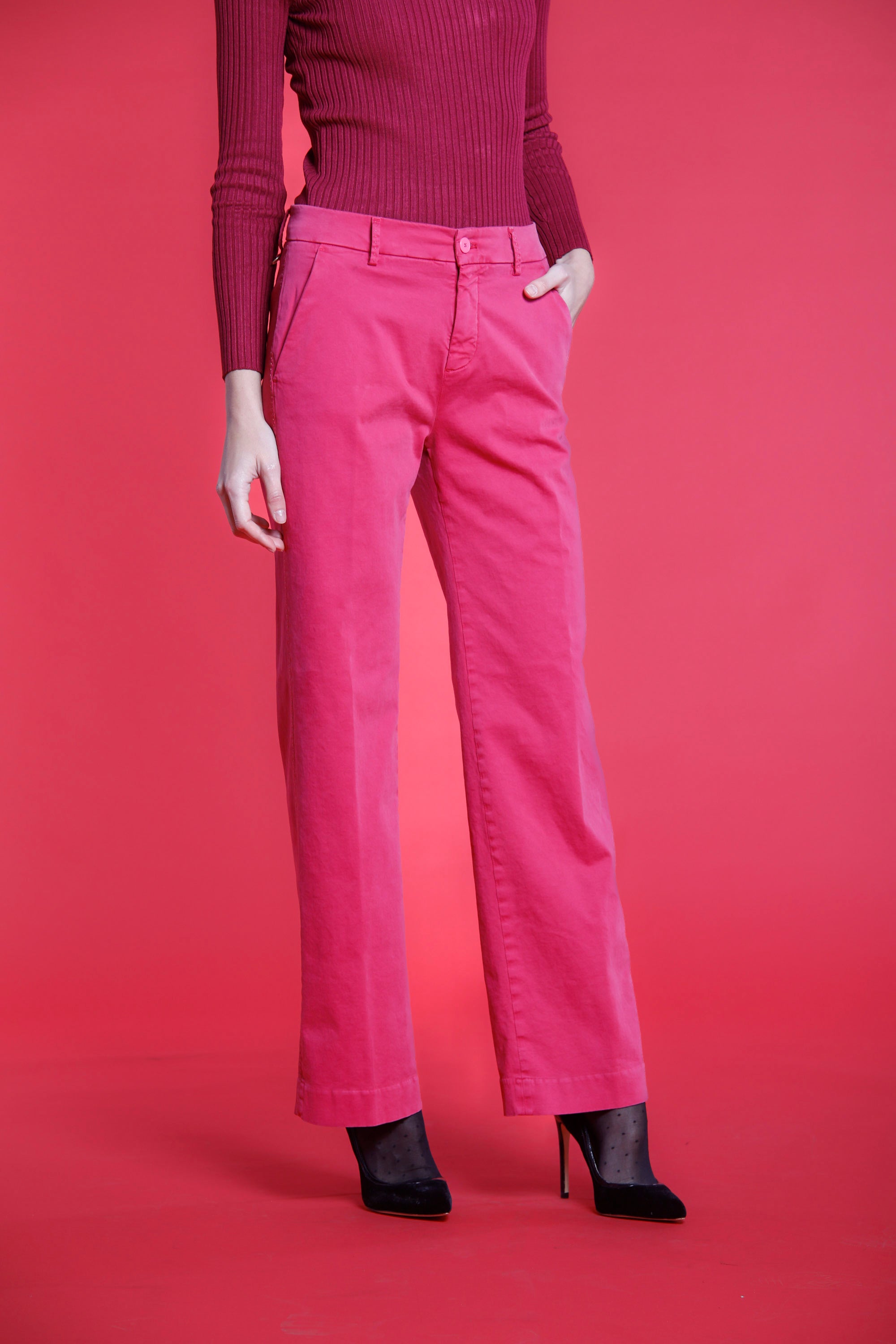 Image 3 du pantalon chino femme en satin fuchsia modèle New York Straight de Mason's