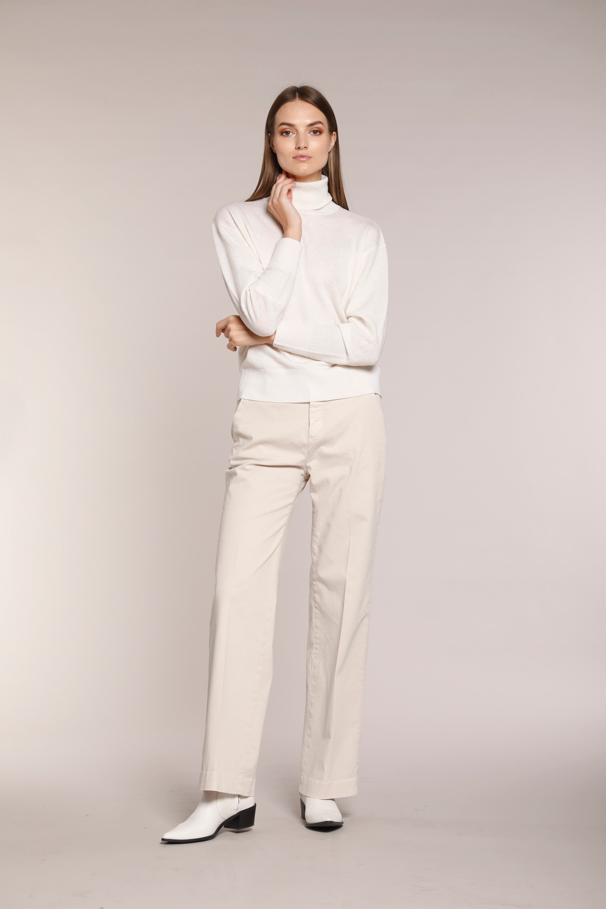 Image 2 du pantalon chino femme en satin couleur glace modèle New York Straight par Mason's