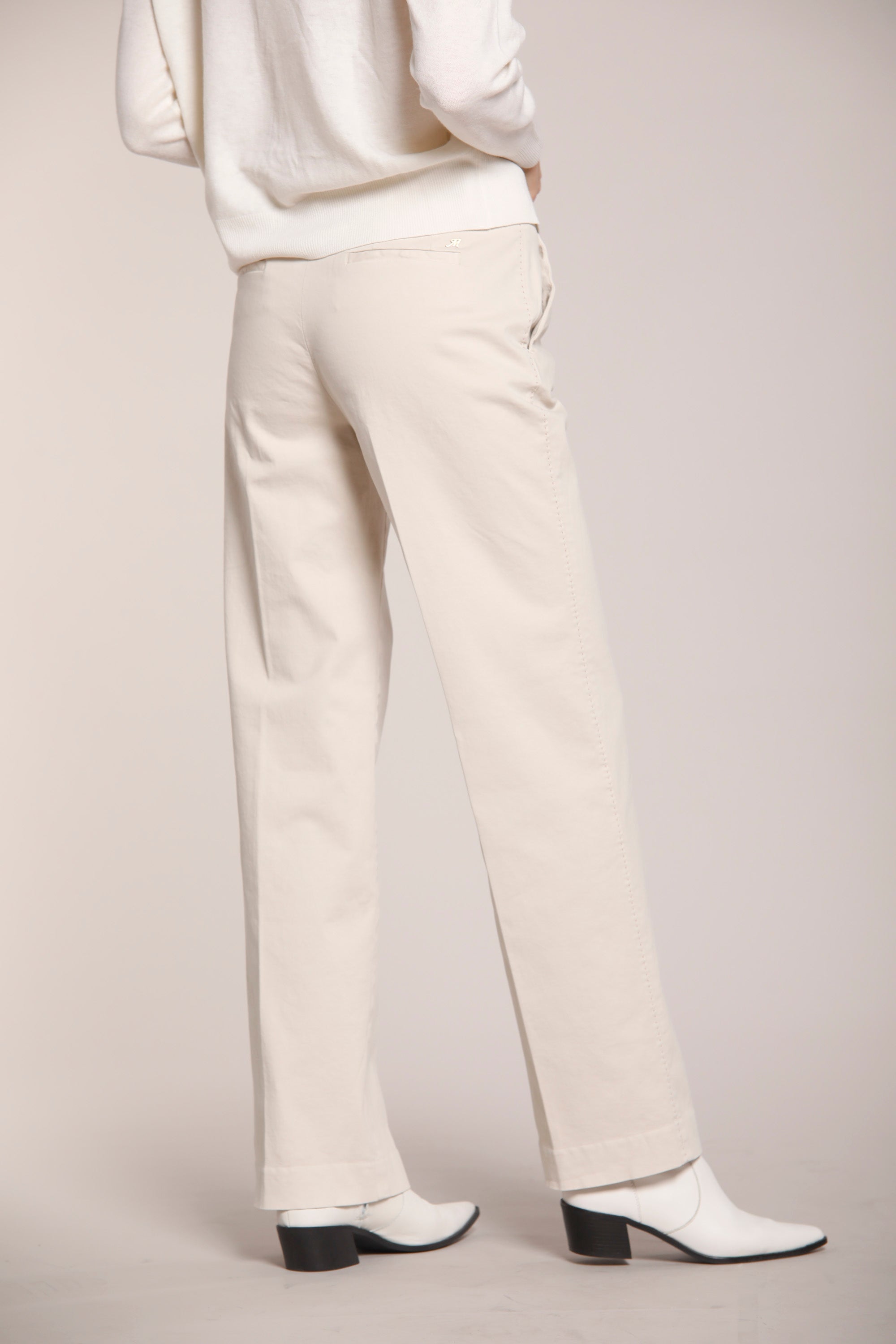 Image 5 du pantalon chino femme en satin couleur glace modèle New York Straight par Mason's