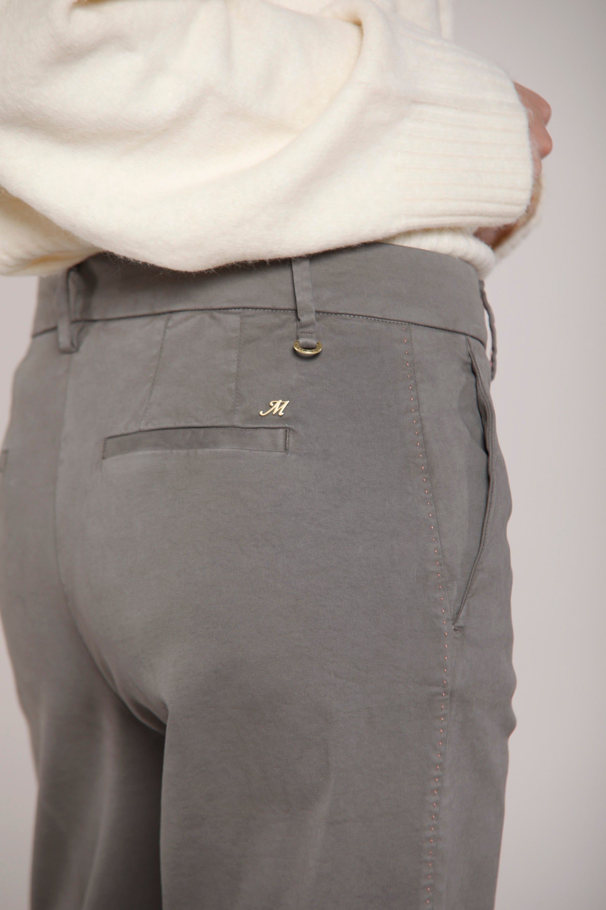 Image 5 du pantalon chino femme en satin gris foncé modèle New York Straight par Mason's