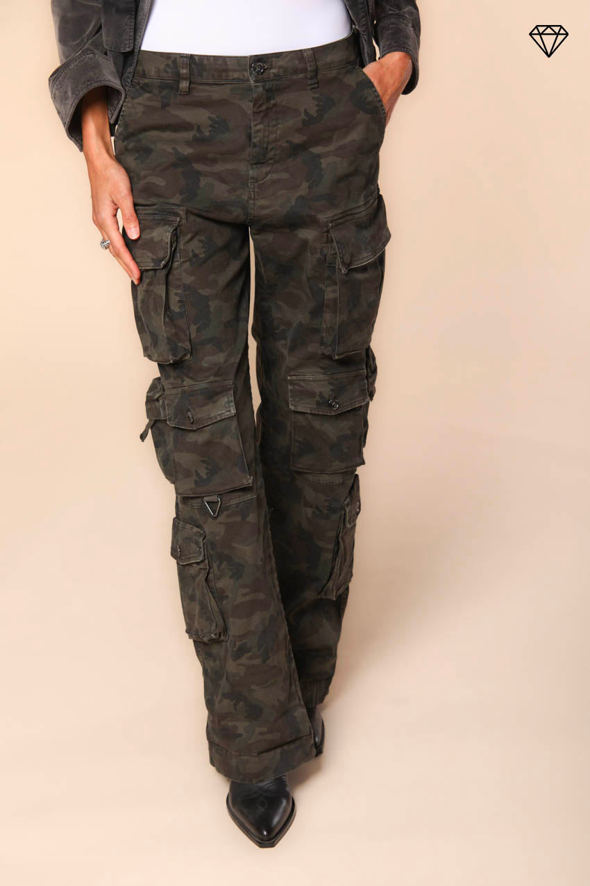 Immagine 1 pantalone cargo donna in raso con stampa mimetica modello New Hunter straight fit