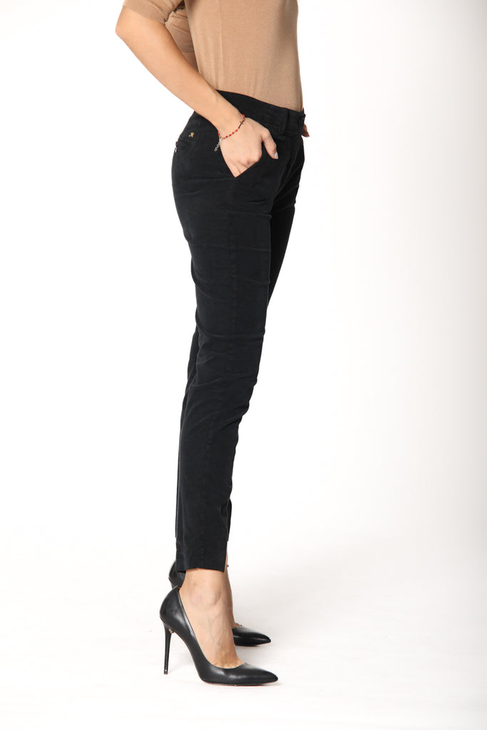 Image 3 of women's chino pants in black velvet New York Slim model by Mason's