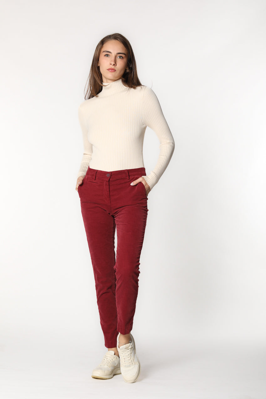 Image 1 du pantalon chino femme en velours couleur rubis modèle New York Slim par Mason's