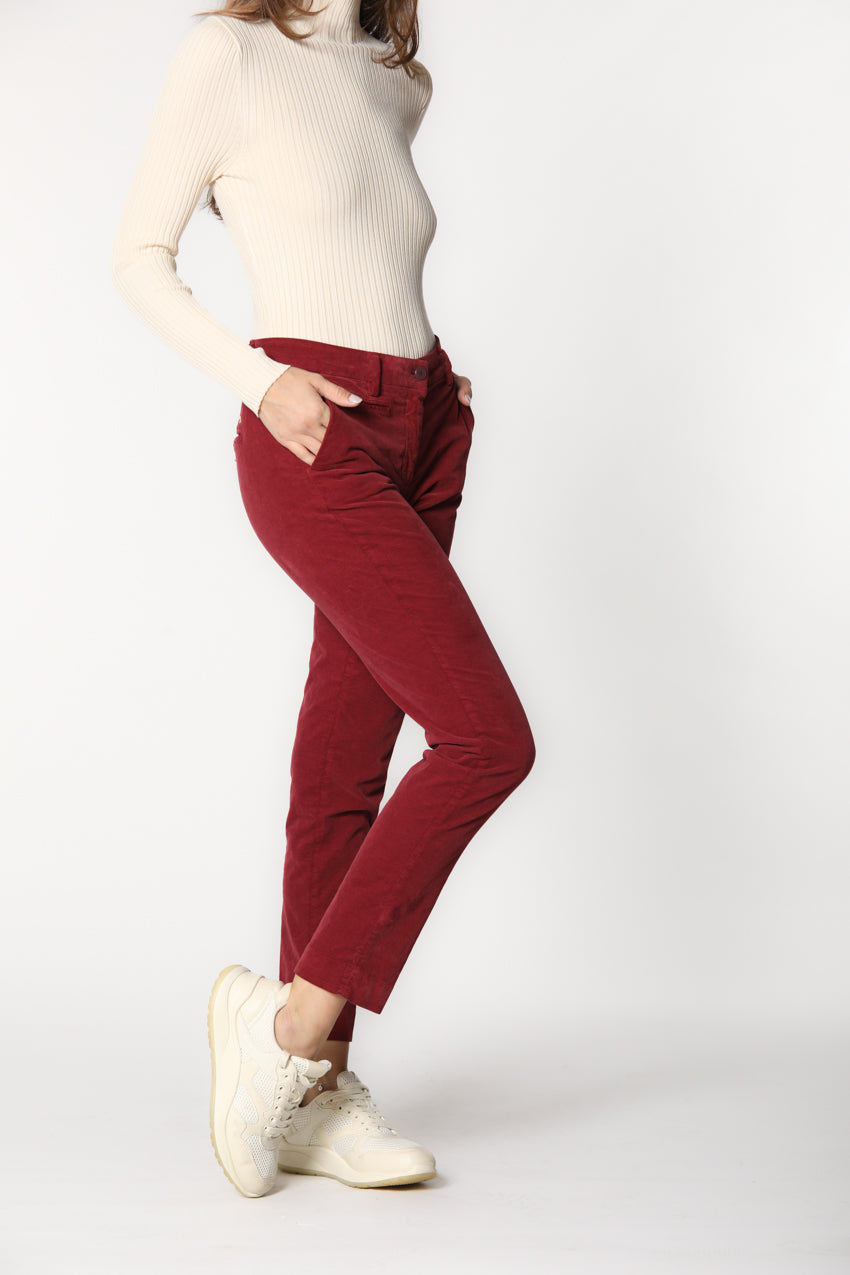 Image 4 du pantalon chino femme en velours couleur rubis modèle New York Slim par Mason's