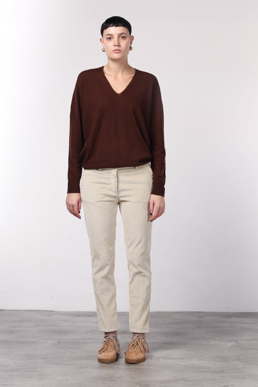 New York Slim women’s chino pants in wide-wale velvet with slim fit ①
