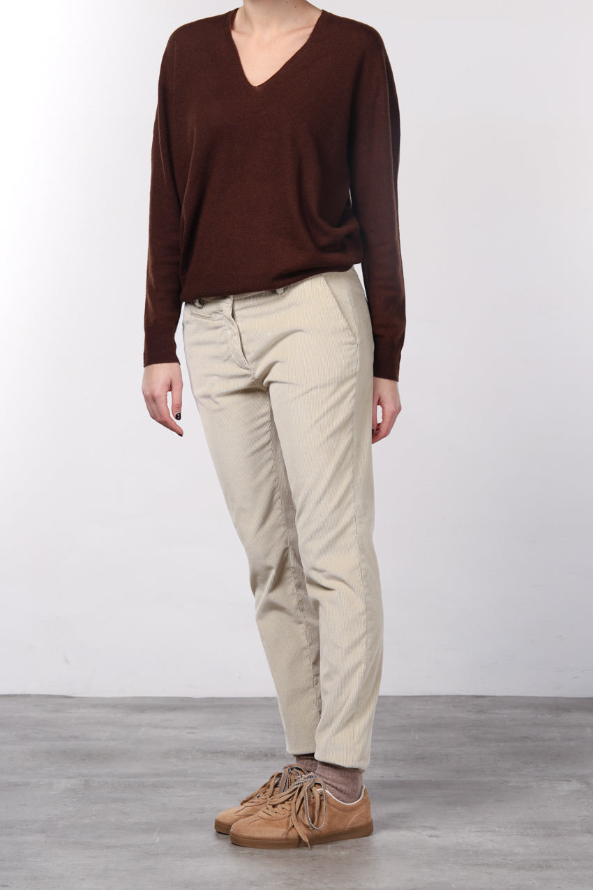 New York Slim women’s chino pants in wide-wale velvet with slim fit ①
