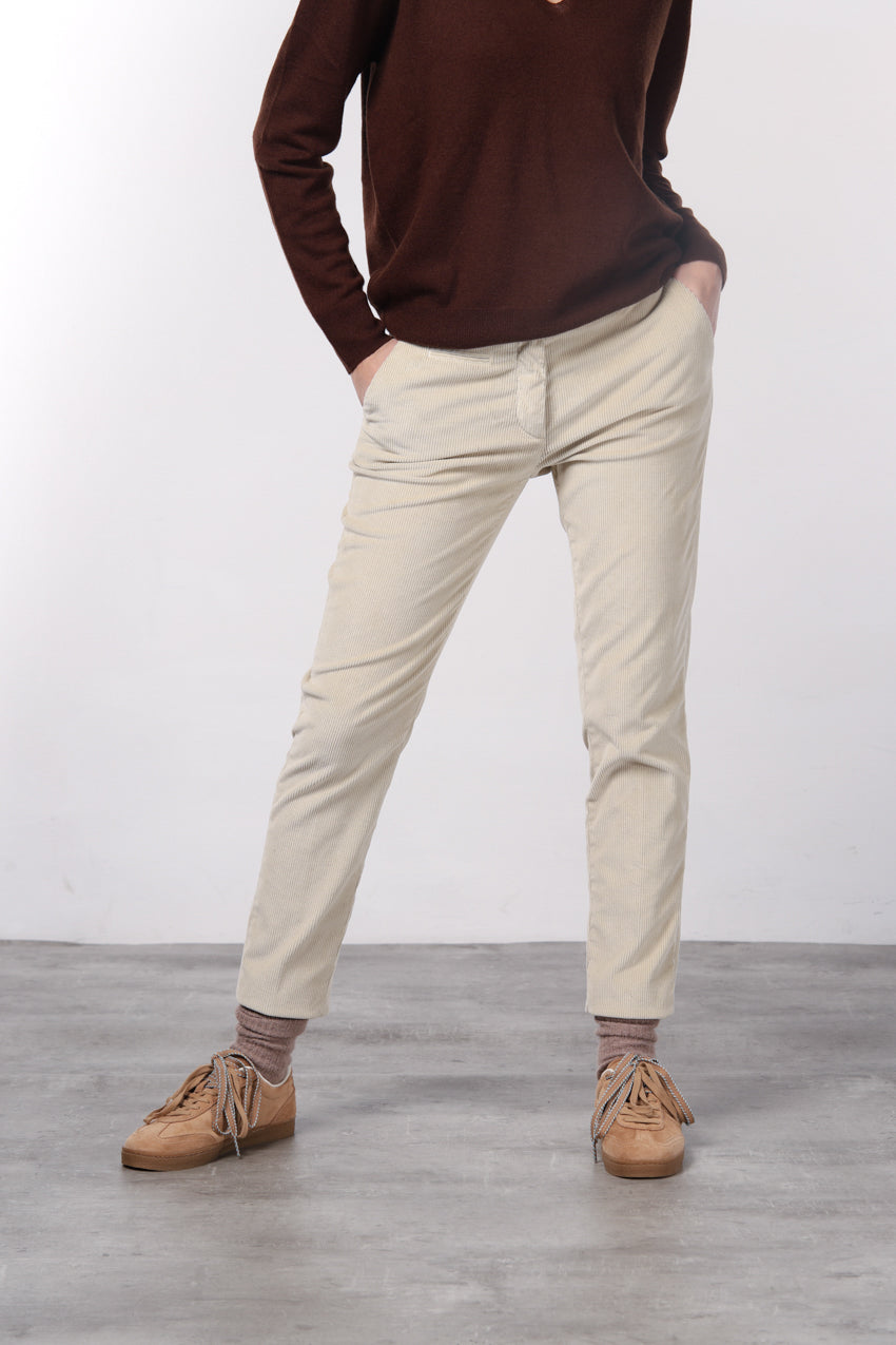 New York Slim women’s chino pants in wide-wale velvet with slim fit ①
