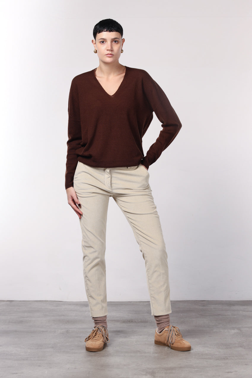 New York Slim women’s chino pants in wide-wale velvet with slim fit ①
