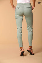 Immagine 4 di pantalone chino donna in raso stretch modello New York Slim slim fit 