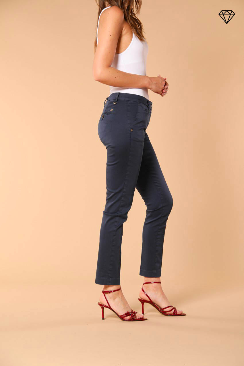 Immagine 3 di pantalone chino donna in raso stretch modello New York Slim slim fit 