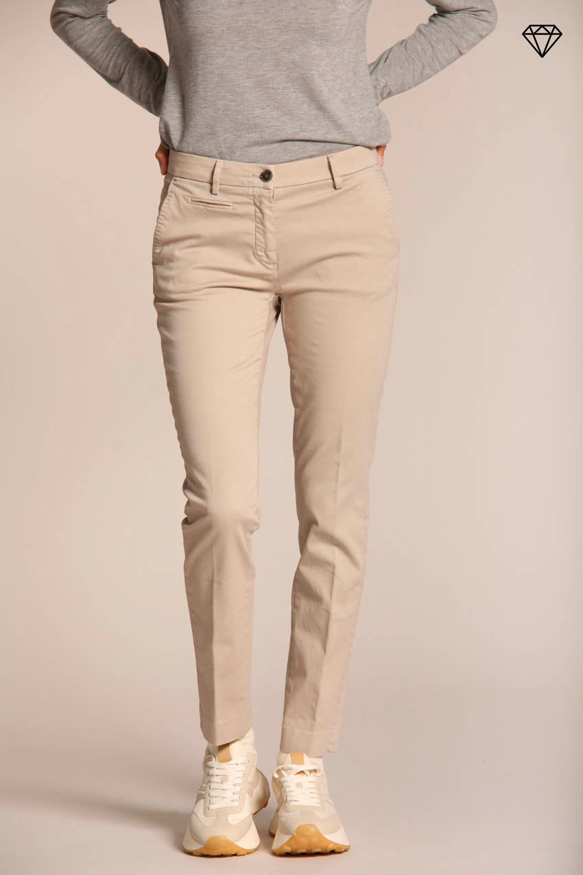 Immagine 1 di pantalone chino donna in raso Modello New York Slim slim fit