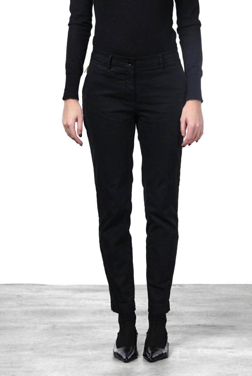 New York Slim Chinohose für Damen aus Satin mit slim fit ①