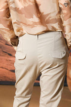 Immagine 2 di pantalone chino donna in gabardina modello Malibu Jogger carrot fit