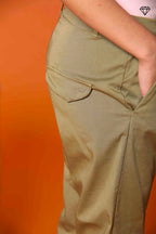 Immagine 3 di pantalone chino donna in gabardina modello Malibu Jogger carrot fit 