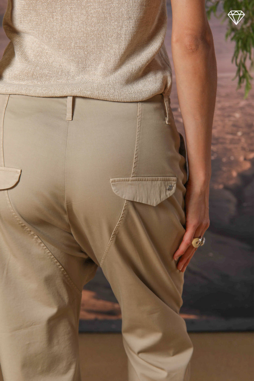 Immagine 3 pantalone chino donna in gabardina modello Malibu Jogger carrot fit 