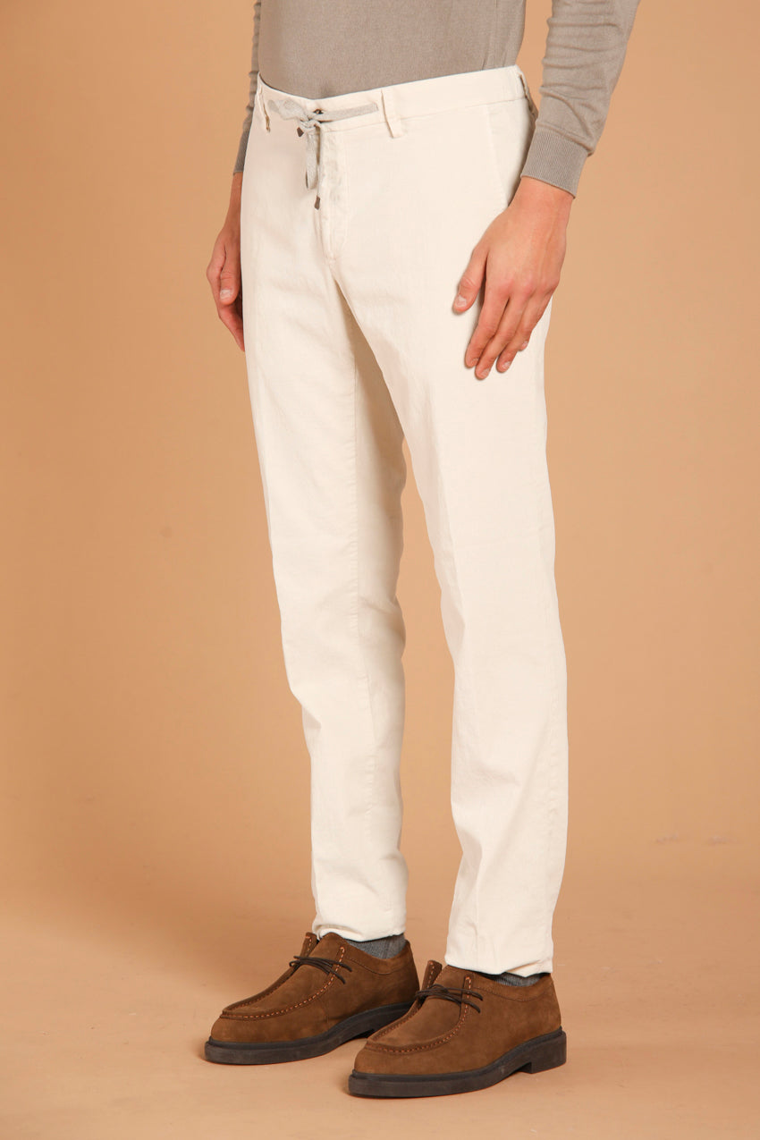 immagine 3 di pantalone chino jogger uomo modello New York String in velliuto, di colore bianco, fit regular di Mason's