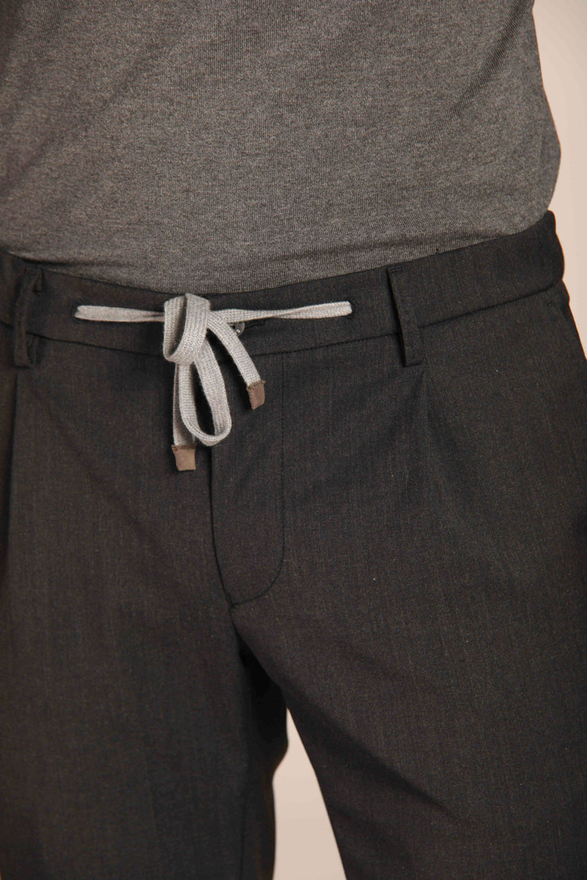 immagine 3 di pantalone chino jogger uomo modello New York 1P City String, in blu scuro, fit regular di Mason's