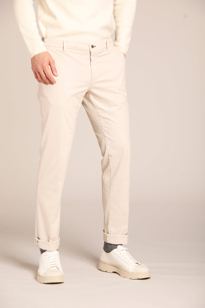 immagine 2 di pantalone chino jogger uomo modello New York Elax di colore stucco, regular fit di Mason's