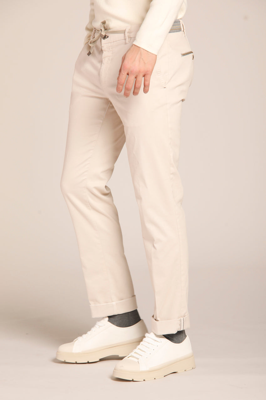 immagine 4 di pantalone chino jogger uomo modello New York Elax di colore stucco, regular fit di Mason's