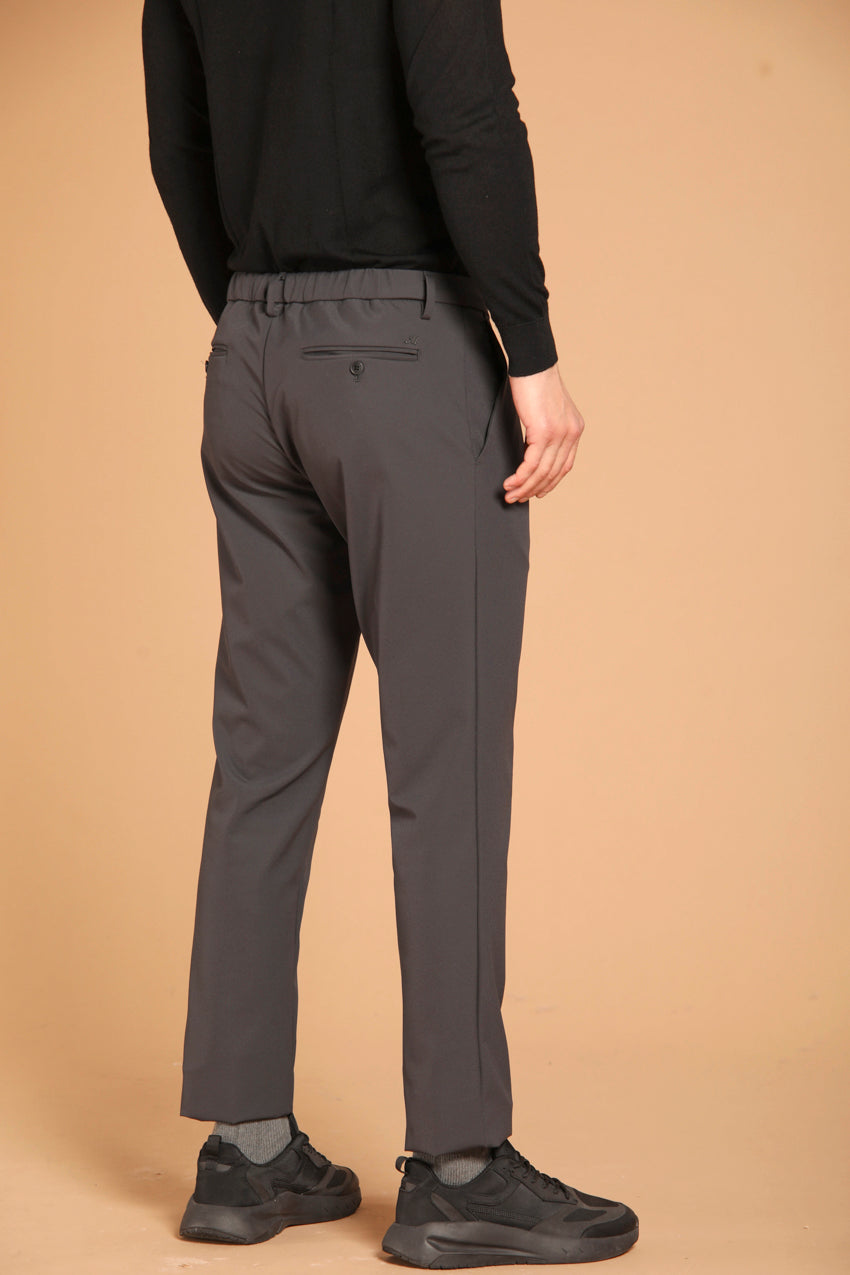 immagine 4 di pantalone chino uomo modello New York 1Pinces Office, di colore grigio scuro, fit regular di Mason's